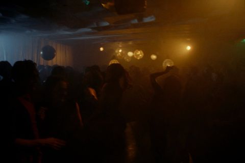 Gefüllter Saal mit warmer und goldener Lichtshow